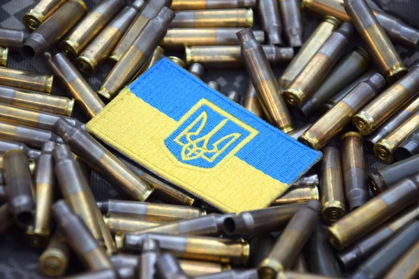 우크라이나 국기에는 포탄으로 둘러싸인 무기를 두르고 있었다 우크라이나 전쟁을 멈춰라 — 스톡 사진