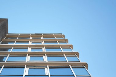 Binanın bir kısmında gökyüzüne karşı plastik pencereler var. Ukrayna 'da bina, Harkiv.