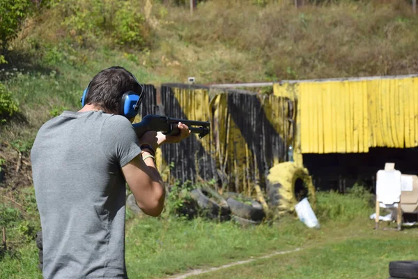 Joven Está Entrenado Combate Disparando Desde Una Escopeta Escopeta Larga — Foto de Stock