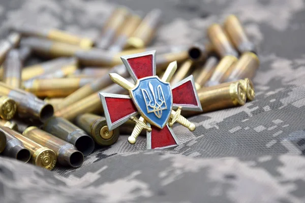 Das Abzeichen Der Ukrainischen Bodentruppen Vor Dem Hintergrund Militärischer Tarnung — Stockfoto