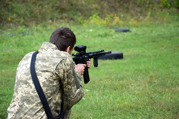 Kharkiv Ucrania Septiembre 2021 Joven Está Entrenado Para Disparar Desde —  Fotos de Stock