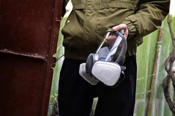 Man Holds Respirator Backdrop Entrance Home Bomb Shelter Personal Safety — Stock fotografie