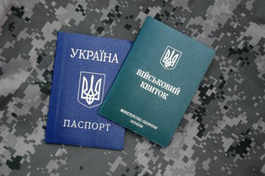 Ukrayna askeri kimliği, askeri kamuflajın arkasında pasaport. Ukrayna 'da savaş. Savaşı durdurun..