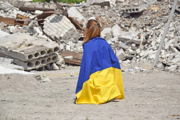 Uma Jovem Está Joelhos Coberta Com Bandeira Nacional Ucrânia Contra — Fotografia de Stock