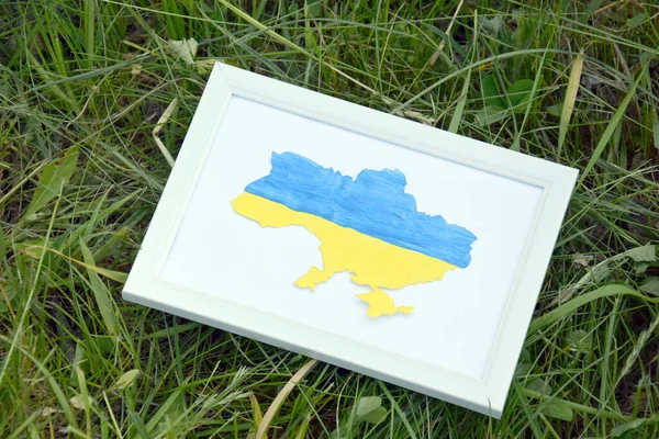 Ukrayna 'nın ana hatları, Ukrayna' nın ulusal bayrağı gibi mavi ve sarı renklerle süslenmiş. Bağımsızlık, bayrak, Anayasa Günü. Ukrayna 'da Savaş.