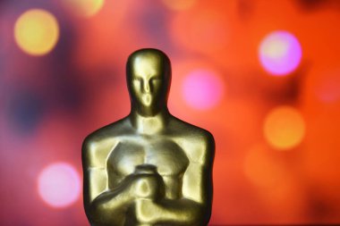 KHARKIV, UKRAINE - 23 Ekim 2021: Hollywood Altın Oscar Heykeli. Film endüstrisinde başarı ve zafer kavramı.