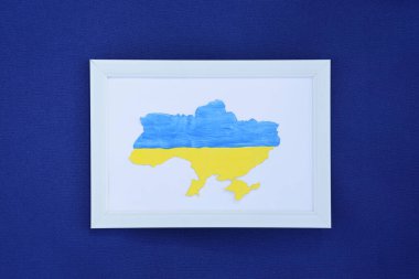 Ukrayna 'nın ana hatları, Ukrayna' nın ulusal bayrağı gibi mavi ve sarı renklerle süslenmiş. Bağımsızlık, bayrak, Anayasa Günü. Ukrayna 'da Savaş.