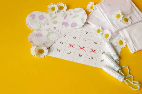 Opaski Menstruacyjne Tampony Kalendarzu Menstruacyjnym Rumiankami Żółtym Tle Koncepcja Zdrowia — Zdjęcie stockowe