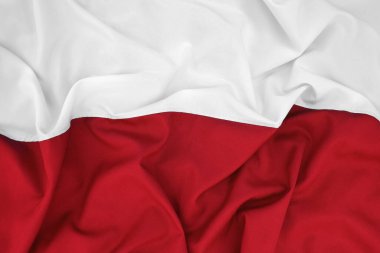 Polonya 'nın ulusal bayrağını büken kumaş, Avrupa. Beyaz ve kırmızı renkler. Yakın plan, arkaplan.