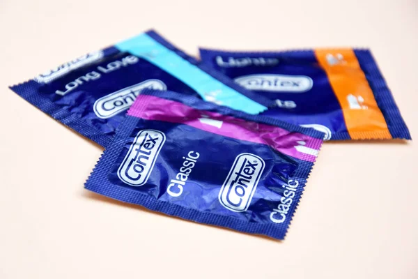 Kharkiv Ukraine Oktober 2021 Kontexkondom Elfenbensbakgrund Contex Ett Märke Kondomer — Stockfoto