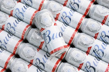 KHARKIV, UKRAINE - 1 Ağustos 2021: Birçok konserve Budweiser Alkol Birası gri arka planda yatar. Budweiser, Anheuser-Busch Inbev 'den Amerika' nın en popüler markasıdır.