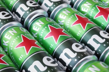 KHARKIV, UKRAINE - 1 Ağustos 2021: Birçok Heineken alkollü birası gri arka planda yatar. Heineken, Hollanda 'nın en büyük ve dünyanın en büyük ikinci bira şirketidir..