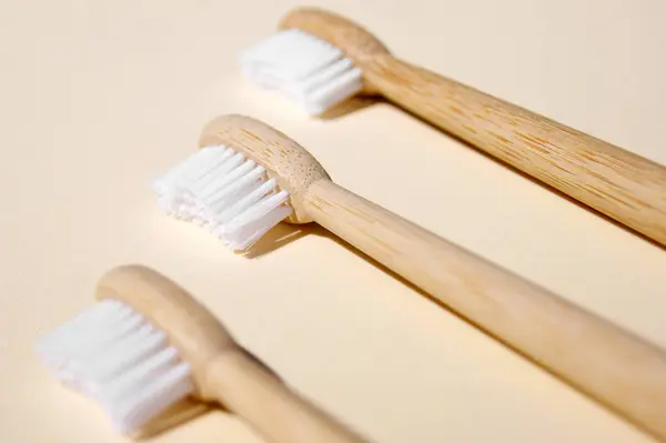 Arka Planda Bambu Diş Fırçaları Plastik Konsepte Hayır — Stok fotoğraf