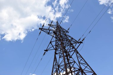 Elektrik direği, elektrik iletim kulesi, mavi gökyüzü arka planı. Ukrayna 'daki enerji kulesi.