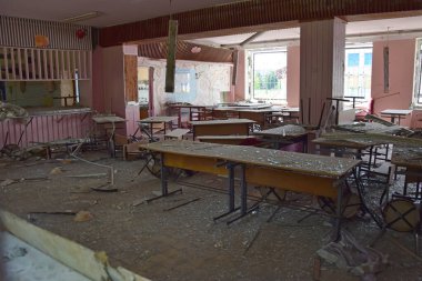 Kharkiv, Ukrayna - 1 Haziran 2022: Kharkov kentindeki Ukrayna okulu Ukrayna ile Rusya arasındaki çatışma sonucu bombalandı. Savaş ve sonrası. Savaşı durdurun..