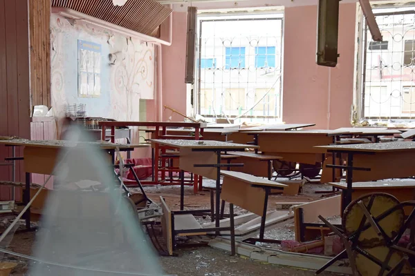 Kharkiv, Ukrayna - 1 Haziran 2022: Kharkov kentindeki Ukrayna okulu Ukrayna ile Rusya arasındaki çatışma sonucu bombalandı. Savaş ve sonrası. Savaşı durdurun..