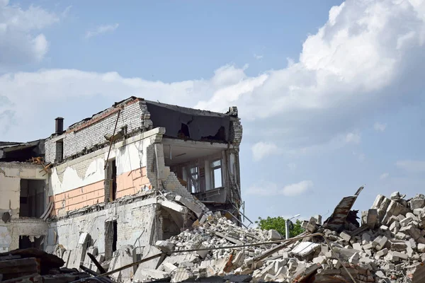 Kharkiv, Ukrayna - 1 Haziran 2022: Kharkov kentindeki Ukrayna okulu Ukrayna ile Rusya arasındaki çatışma sonucu bombalandı. Savaş ve sonrası. Savaşı durdurun..