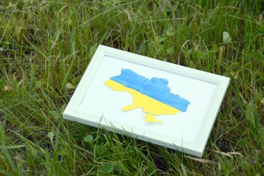 Ukrayna 'nın ana hatları, Ukrayna' nın ulusal bayrağı gibi mavi ve sarı renklerle süslenmiş. Bağımsızlık, bayrak, Anayasa Günü. Ukrayna 'da Savaş.