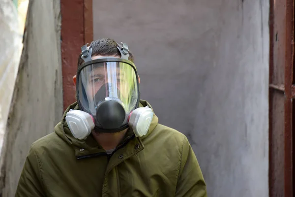 Young Guy Respirator Bomb Shelter Dark Photo Personal Safety Covid — Foto Stock