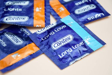KHARKIV, UKRAINE - 16 Ekim 2021: Fildişi arka planda Contex prezervatifi. Contex, Reckitt Benckiser 'a ait bir prezervatif markasıdır. Cinsel koruma kavramı.