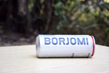 KHARKIV, UKRAINE - 23 Ekim 2021: Açık havada Gürcistan maden suyu konservesi. Borjomi Güney Georgia 'da üretilen en popüler maden suyudur..