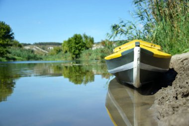 Sarı parlak kano, Ukrayna 'nın Kharkiv bölgesindeki Oskol nehrinin kıyısında yer alır..