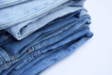 Bir sürü kot pantolon var. Denim geçmişi. Satın alma, satma, alışveriş ve modaya uygun modern kıyafetler.
