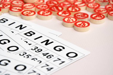 Masa başı bingo ya da loto oynamak için arka planda numaraları ve kartları olan bir sürü tahta fiş. Rus Lotosu 'nun dünya çapında klasik bingo oyunlarına benzer kuralları vardır..