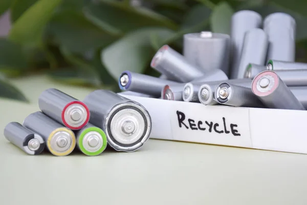 Batterie Usate Corretto Smaltimento Batterie Tossiche Ambiente Suolo Uno Sfondo — Foto Stock