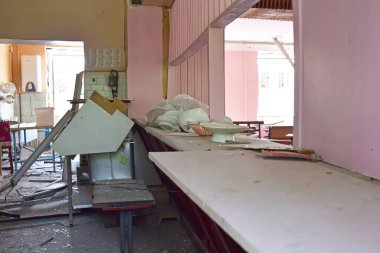 Kharkiv, Ukrayna - 1 Haziran 2022: Kharkov kentindeki Ukrayna okulu Ukrayna ile Rusya arasındaki çatışma sonucu bombalandı. Savaş ve sonrası. Savaşı durdurun..