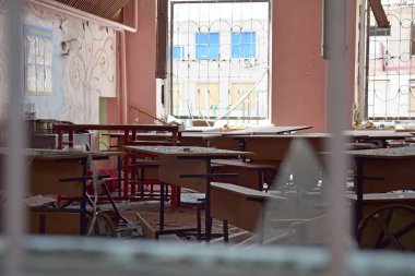 Kharkiv, Ukrayna - 1 Haziran 2022: Kharkov kentindeki Ukrayna okulu Ukrayna ile Rusya arasındaki çatışma sonucu bombalandı. Savaş ve sonrası. Savaşı durdurun..