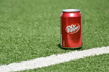 Kharkiv, Ukrayna - 1 Haziran 2022: Metal bir Dr. Pepper kutusu yeşil çimlerin arka planında duruyor.