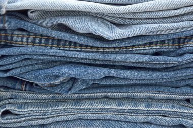 Bir sürü kot pantolon var. Denim geçmişi. Satın alma, satma, alışveriş ve modaya uygun modern kıyafetler.