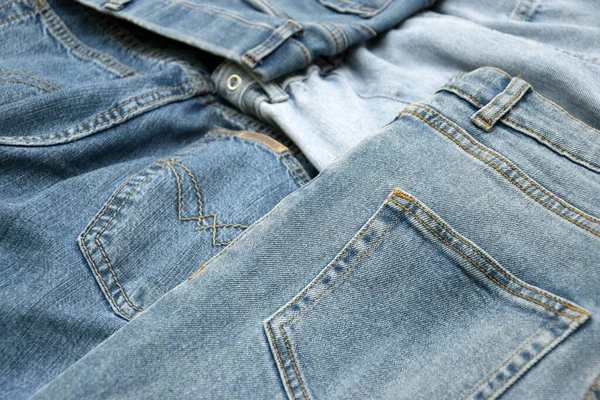 Sacco Pantaloni Jeans Una Pila Sfondo Denim Concetto Acquisto Vendita — Foto Stock