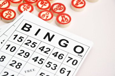 Masa başı bingo ya da loto oynamak için arka planda numaraları ve kartları olan bir sürü tahta fiş. Rus Lotosu 'nun dünya çapında klasik bingo oyunlarına benzer kuralları vardır..