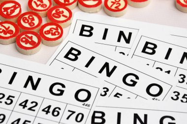 Masa başı bingo ya da loto oynamak için arka planda numaraları ve kartları olan bir sürü tahta fiş. Rus Lotosu 'nun dünya çapında klasik bingo oyunlarına benzer kuralları vardır..