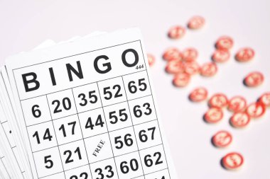 Masa başı bingo ya da loto oynamak için arka planda numaraları ve kartları olan bir sürü tahta fiş. Rus Lotosu 'nun dünya çapında klasik bingo oyunlarına benzer kuralları vardır..