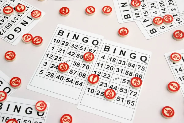 Muchas Fichas Madera Con Números Tarjetas Para Juego Mesa Bingo — Foto de Stock