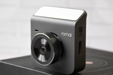 Kharkiv, Ukrayna - Bölüm 15, 2021: Seçici odak kamera dvr xiaomi 70mai. Araba gereçleri.