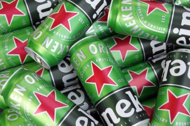 KHARKIV, UKRAINE - 1 Ağustos 2021: Birçok Heineken alkollü birası gri arka planda yatar. Heineken, Hollanda 'nın en büyük ve dünyanın en büyük ikinci bira şirketidir..