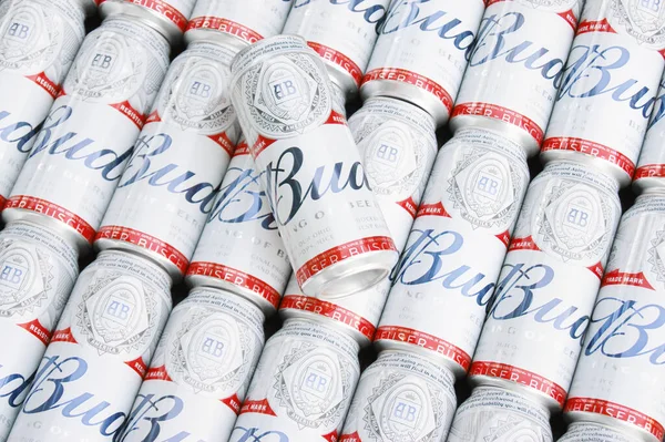 Kharkiv Ucrânia Agosto 2021 Muitas Latas Cerveja Budweiser Lager Alcohol — Fotografia de Stock