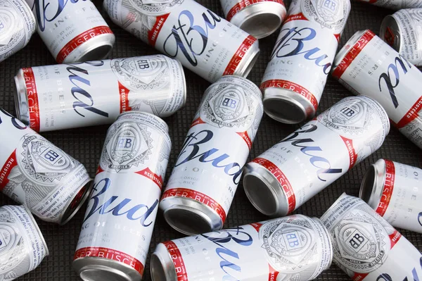 Kharkiv Ucrania Agosto 2021 Muchas Latas Cerveza Budweiser Lager Alcohol — Foto de Stock