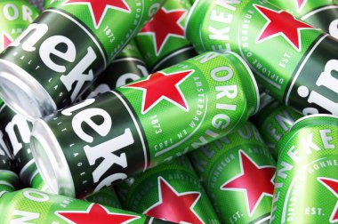 KHARKIV, UKRAINE - 1 Ağustos 2021: Birçok Heineken alkollü birası gri arka planda yatar. Heineken, Hollanda 'nın en büyük ve dünyanın en büyük ikinci bira şirketidir..