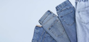Bir sürü kot pantolon var. Denim geçmişi. Satın alma, satma, alışveriş ve modaya uygun modern kıyafetler.