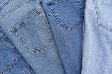 Bir sürü kot pantolon var. Denim geçmişi. Satın alma, satma, alışveriş ve modaya uygun modern kıyafetler.