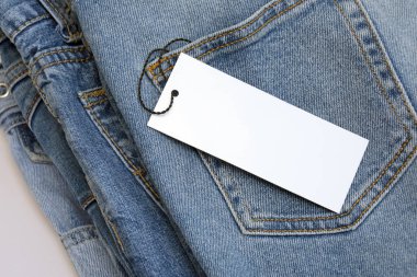 Bir sürü kot pantolon var. Denim geçmişi. Satın alma, satma, alışveriş ve modaya uygun modern kıyafetler.