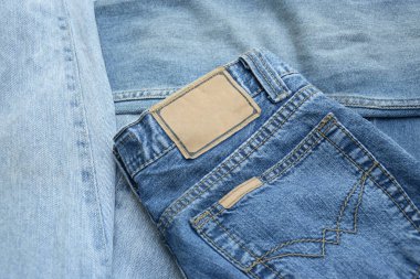 Bir sürü kot pantolon var. Denim geçmişi. Satın alma, satma, alışveriş ve modaya uygun modern kıyafetler.