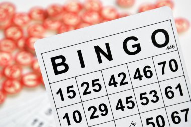 Masa başı bingo ya da loto oynamak için arka planda numaraları ve kartları olan bir sürü tahta fiş. Rus Lotosu 'nun dünya çapında klasik bingo oyunlarına benzer kuralları vardır..
