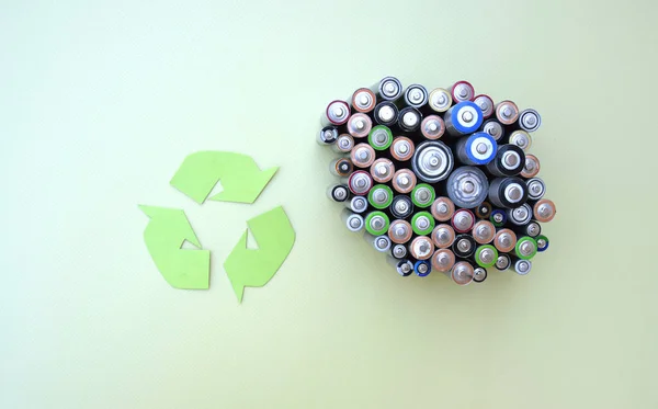 使用Aa电池 并在绿色背景下适当处置环境和土壤有毒电池 处理有害和可回收物品的概念 — 图库照片