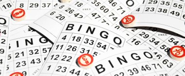 Masa başı bingo ya da loto oynamak için arka planda numaraları ve kartları olan bir sürü tahta fiş. Rus Lotosu 'nun dünya çapında klasik bingo oyunlarına benzer kuralları vardır..